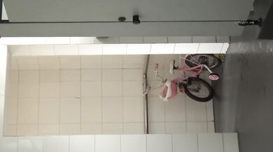 路边公厕全景偷拍背包美少妇嘘嘘保养的非常好的小嫩鲍